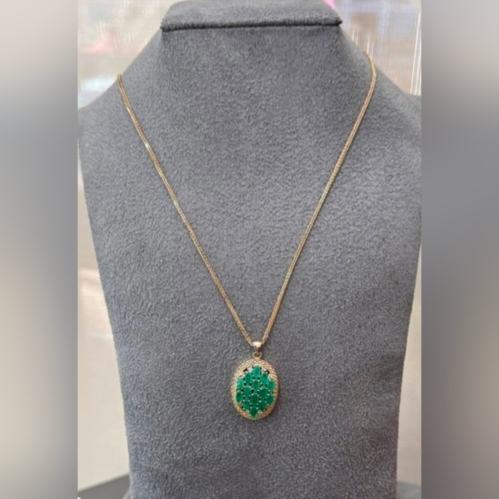 Elegant Diamond and Emerald Pendant Necklace